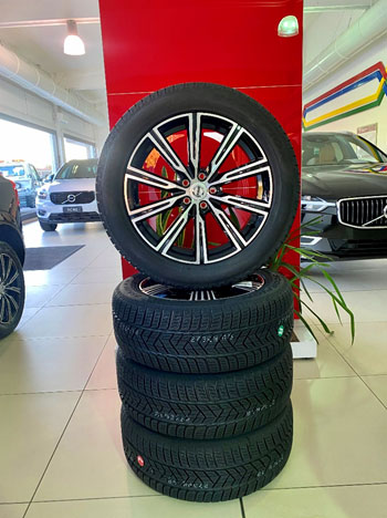 Questa immagine ha l'attributo alt vuoto; il nome del file è 10–-SPOKE-BLACK-DIAMOND-CUT-Volvo-XC60-1.jpg