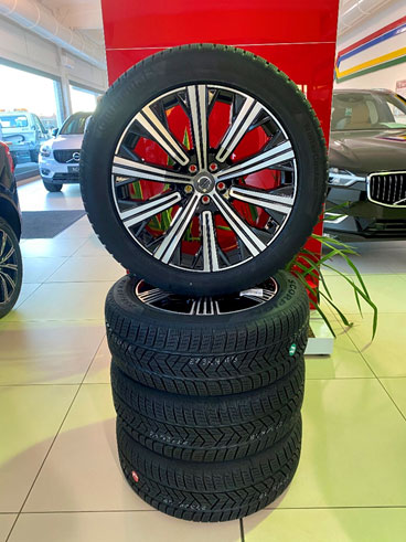 Questa immagine ha l'attributo alt vuoto; il nome del file è 10–-SPOKE-BLACK-DIAMOND-CUT-volvo-xc90.jpg