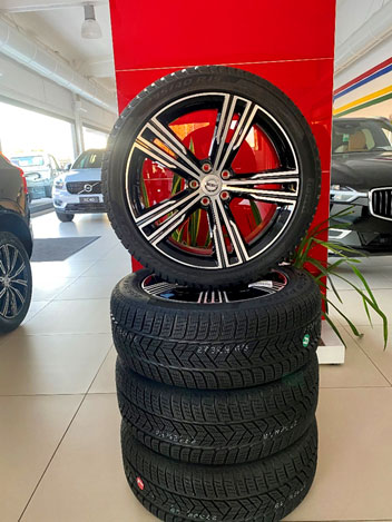 Questa immagine ha l'attributo alt vuoto; il nome del file è 5–-MULTI-SPOKE-BLACK-DIAMOND-CUT-volvo-v60-1.jpg