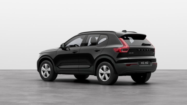 Vista di tre quarti posteriore Volvo XC40 my23